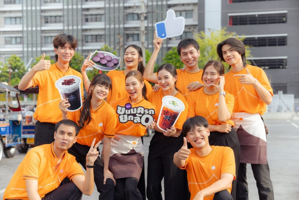 พันธุ์ไทยเล่นใหญ่! ยกขบวนตุ๊กตุ๊ก โปรโมท “ขนมครกยกล้อ” ทั่วกรุง การันตีความอร่อยจากร้านดัง