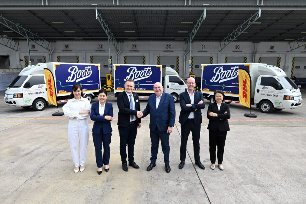 บู๊ทส์ จับมือ DHL เขียว! ส่งทัพรถ EV 100% วิ่งทั่วไทย ลดคาร์บอนเทียบเท่าปลูกป่า