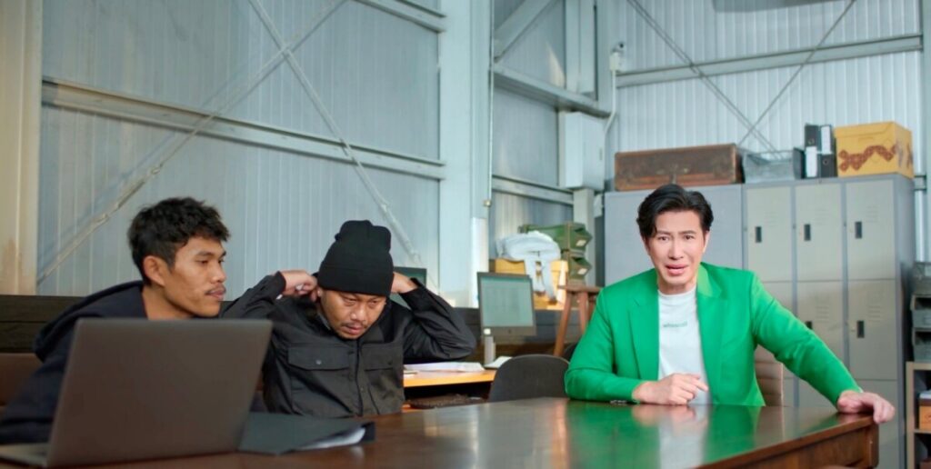 บริษัท โกโกลุก (ประเทศไทย) ผู้พัฒนาแอปพลิเคชัน Whoscall เดินหน้าสู้ภัยมิจฉาชีพยุคใหม่ที่ซับซ้อนขึ้นทุกวัน ด้วยการเปิดตัวแคมเปญล่าสุด “รู้ทันทุกมิจ เปิดโปงทุกมุก” พร้อมดึง “หนุ่ม–กรรชัย กำเนิดพลอย” ผู้ที่สังคมไทยให้ความไว้วางใจ มารับบทบาท “Trusted Friend of Whoscall” และพรีเซนเตอร์คนแรกของแบรนด์ เพื่อสร้างภูมิคุ้มกันและส่งเสริมให้คนไทยรู้เท่าทันกลโกงทุกรูปแบบในแอปเดียว

เมื่อมิจฉาชีพไม่หยุดพัฒนา Whoscall ก็ไม่หยุดปกป้อง
ภัยมิจฉาชีพในปัจจุบันไม่ได้จำกัดอยู่แค่การโทรศัพท์จากเบอร์แปลกหรือข้อความ SMS หลอกลวงอีกต่อไป แต่ได้พัฒนา "มุก" ใหม่ๆ ที่ซับซ้อนขึ้นอย่างต่อเนื่อง ทั้งการส่งลิงก์ปลอมทางแชท การแอบอ้างเป็นเจ้าหน้าที่รัฐ หรือแม้กระทั่งการใช้เสียง AI หลอกเป็นคนรู้จักเพื่อหลอกให้โอนเงิน

“ทุกวันนี้ผมเจอข่าวเกี่ยวกับมิจฉาชีพแทบทุกวัน และรูปแบบก็ไม่ได้เหมือนเดิมอีกต่อไป บางเรื่องซับซับซ้อนจนน่าตกใจ บางเคสเจาะจงเล่นกับความไว้ใจของเหยื่อโดยตรง” หนุ่ม–กรรชัย กำเนิดพลอย กล่าว “ผมเชื่อว่าคนไทยทุกคนควรมีสิทธิ์ในการป้องกันตัวเอง และ Whoscall ก็คืออาวุธสำคัญที่ช่วยให้เรารู้ทันกลโกงเหล่านี้ก่อนจะสายเกินไป”

Whoscall จึงไม่หยุดนิ่งในการพัฒนาฟีเจอร์ใหม่ๆ เพื่อรับมือกับภัยคุกคามที่เปลี่ยนแปลงอยู่ตลอดเวลา โดยแคมเปญนี้มีเป้าหมายไม่เพียงแค่การสื่อสาร แต่คือการส่งต่อเทคโนโลยีและความรู้ให้คนไทย “ดูออก” และ “รู้ทัน” มิจฉาชีพได้ในทุกสถานการณ์ผ่าน Whoscall เพียงแอปเดียว

“หนุ่ม กรรชัย” ตัวแทนความไว้ใจ ผนึกกำลัง Whoscall เปิดโปงทุกกลโกง
การร่วมงานกับ “หนุ่ม–กรรชัย กำเนิดพลอย” ในฐานะ “Trusted Friend of Whoscall” ครั้งนี้ ถือเป็นครั้งแรกที่ Whoscall มีพรีเซนเตอร์อย่างเป็นทางการ โดยมีเป้าหมายในการสร้างความตระหนักรู้และเสริมเกราะป้องกันให้กับคนไทย ด้วยบุคลิกที่ "จริงจัง" และ "จับโป๊ะ" มิจฉาชีพได้อย่างเฉียบคมของหนุ่ม กรรชัย จะช่วยตอกย้ำสารสำคัญของแคมเปญได้อย่างมีประสิทธิภาพ

ภาพยนตร์โฆษณาชุดใหม่ของแคมเปญนี้จะนำเสนอภาพของ “หนุ่ม–กรรชัย” ลงพื้นที่บุกสัมภาษณ์ถึงรังของแก๊งคอลเซ็นเตอร์ เพื่อเปิดโปงวิธีการหลอกลวงที่ซับซ้อนขึ้นในปัจจุบัน โดยเฉพาะการใช้ข้อมูลส่วนตัวที่รั่วไหลและการจู่โจมด้วยจิตวิทยาที่ทำให้เหยื่อตกเป็นเป้าได้ง่ายขึ้น

ฟีเจอร์เด่นของ Whoscall: รู้ทันทุกมุกมิจฉาชีพ
เพื่อรับมือกับกลโกงที่หลากหลาย Whoscall ได้พัฒนาฟีเจอร์หลักๆ เพื่อช่วยปกป้องผู้ใช้งาน:

ระบุเบอร์ที่ไม่รู้จัก (Caller ID & SMS Identification): แจ้งเตือนเบอร์โทรหรือข้อความต้องสงสัยว่าเป็นมิจฉาชีพ

คอนเทนต์เช็กเกอร์ (Content Checker): ตรวจสอบรูปภาพหรือเนื้อหาที่น่าสงสัยด้วย AI ว่าเป็นของจริงหรือหลอก

สแกนความเสี่ยงลิงก์ (Web Checker): สแกนความเสี่ยงของลิงก์ก่อนคลิกเข้าใช้งาน

ข้อมูลรั่วไหม (ID Security): ตรวจสอบว่าอีเมลหรือเบอร์โทรของคุณหลุดรั่วสู่มือมิจฉาชีพหรือไม่

เตือนภัยกลโกง (Scam Alert): ศูนย์รวมข้อมูลกลโกงและวิธีป้องกันที่อัปเดตจากทั้งภาครัฐและเอกชน

SOS ขอความช่วยเหลือ (Scam SOS): คู่มือฉุกเฉินเมื่อสงสัยว่าถูกหลอก พร้อมขั้นตอนติดต่อธนาคารและแจ้งความ

การแจ้งเตือนด้วยเสียง Voice Alert (ใหม่!): แจ้งเตือนเบอร์มิจฉาชีพด้วยเสียงของ “หนุ่ม–กรรชัย” เสมือนเจ้าตัวมาเตือนด้วยตัวเอง

แคมเปญนี้ยังนำเสนอ “ท่าดูออก” เป็นสัญลักษณ์ของการจับโป๊ะมิจฉาชีพ ที่สะท้อนถึงบุคลิกความเอาจริงของ “หนุ่ม–กรรชัย” ในการจับตา เตือนภัย และปกป้องจากกลโกง พร้อมตอกย้ำสารสำคัญว่า “ถ้าเราดูออก มิจฉาชีพก็ทำอะไรเราไม่ได้”

Whoscall: เทคโนโลยีเพื่อความเชื่อมั่น ปกป้องสังคมไทย
นายแมนวู จู ประธานเจ้าหน้าที่บริหาร บริษัท โกโกลุก (ประเทศไทย) กล่าวว่า “เรามุ่งมั่นพัฒนา Whoscall ไม่ได้เพียงแค่ตอบโจทย์การเติบโตทางธุรกิจ แต่เราเชื่อว่าเทคโนโลยีสามารถเป็นพลังในการปกป้องสังคมไทย และทุกคนมีสิทธิ์เข้าถึงเครื่องมือที่สามารถปกป้องตนเองได้”

ในปัจจุบัน Whoscall มียอดดาวน์โหลดสะสมกว่า 30 ล้านครั้งในประเทศไทย และมีฐานข้อมูลเบอร์โทรที่ใหญ่ที่สุดในเอเชียตะวันออกและเอเชียตะวันออกเฉียงใต้ครอบคลุมมากกว่า 2.6 พันล้านเลขหมาย พร้อมระบบ AI อัจฉริยะที่เรียนรู้กลโกงตลอดเวลา เพื่อให้คนไทยสามารถป้องกันภัยได้ก่อนที่จะตกเป็นเหยื่อ

แคมเปญ “รู้ทันทุกมิจ เปิดโปงทุกมุก” จะขับเคลื่อนอย่างเต็มรูปแบบผ่านทุกช่องทางสื่อ ไม่ว่าจะเป็น TV, Online Film, สื่อกลางแจ้ง (OOH), โซเชียลมีเดีย ตลอดจนสื่อในแวดวงธุรกิจ การตลาด และเทคโนโลยี เพื่อเข้าถึงคนไทยทุกกลุ่ม ทุกช่วงวัย นอกจากนี้ Whoscall ยังเดินหน้าร่วมมือกับหน่วยงานภาครัฐ องค์กรต่างๆ อินฟลูเอนเซอร์ และจัดกิจกรรมรณรงค์ทั่วประเทศ เพื่อชวนคนไทยโหลดแอป ใช้เป็นเครื่องมือช่วยเตือนภัยและเปิดโปงทุกมุกของมิจฉาชีพไปพร้อมกัน พร้อมร่วมสร้างสังคมที่ปลอดภัยอย่างแท้จริง