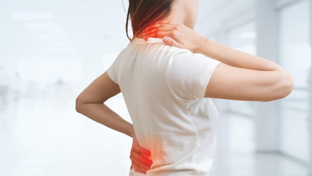 ปวดหลัง-ปวดคอเรื้อรัง: สัญญาณอันตรายที่อาจไม่ใช่แค่ออฟฟิศซินโดรม! แพทย์เตือนอย่านิ่งนอนใจ อาจเสี่ยง "โรคกระดูกสันหลัง"