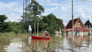ทรู คอร์ปอเรชั่น ลุยน้ำท่วมหนักสิงห์บุรี หลังพนังกั้นน้ำพัง ยกระดับดูแลสถานีฐาน ยืนยันสัญญาณ 5G/4G คุณภาพต่อเนื่อง